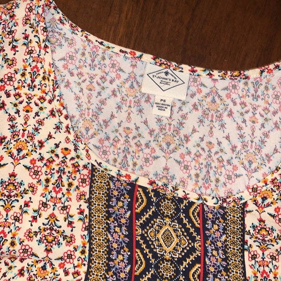 Petite Small St. John’s Bay Open Shoulder Shirt. - Picture 2 of 4